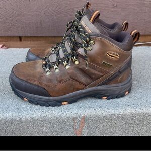 Sketchers leather blend mid top boot. Waterproof. Mens  size 7. Like new.